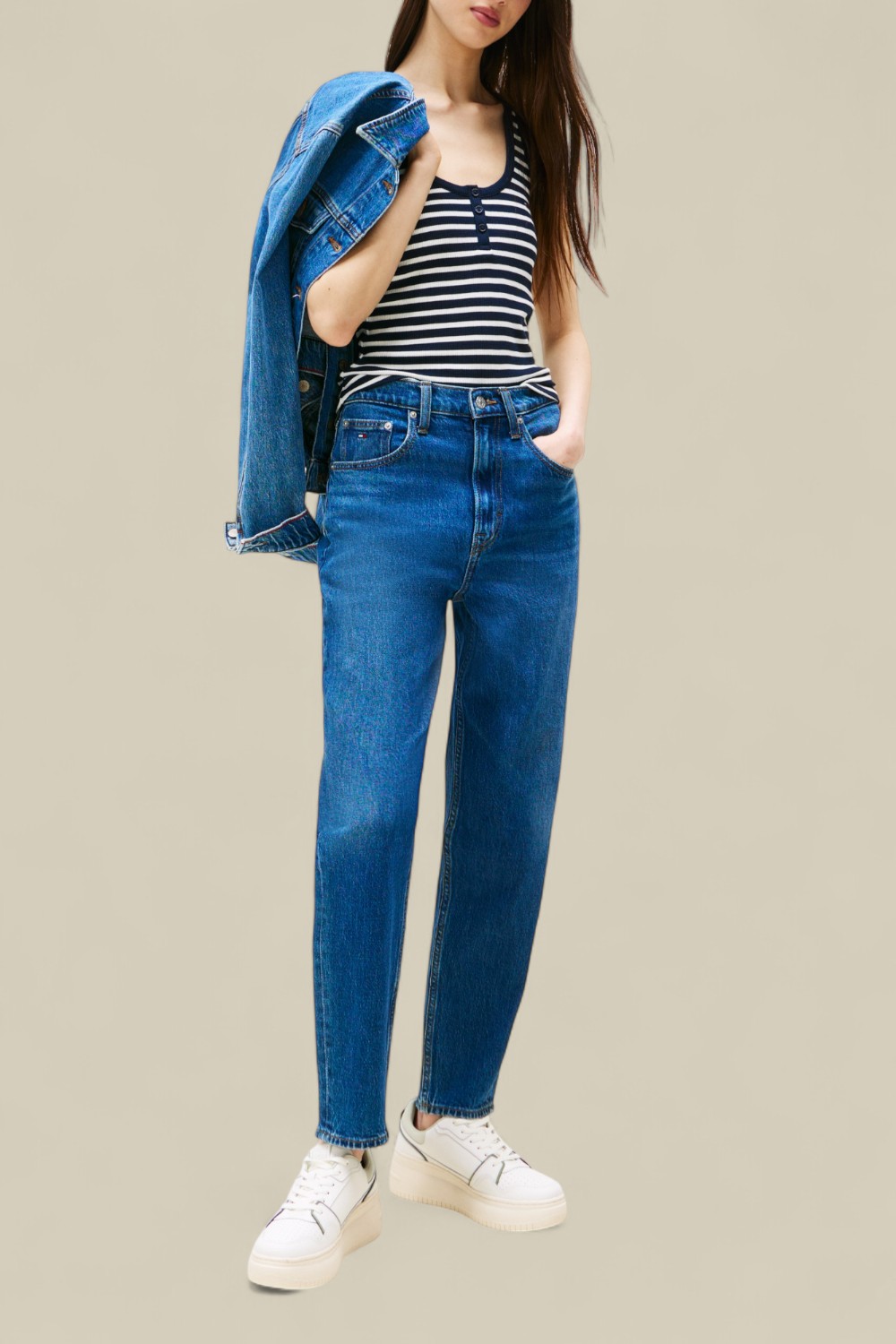 תמונת כל הלוק של מכנסי ג'ינס